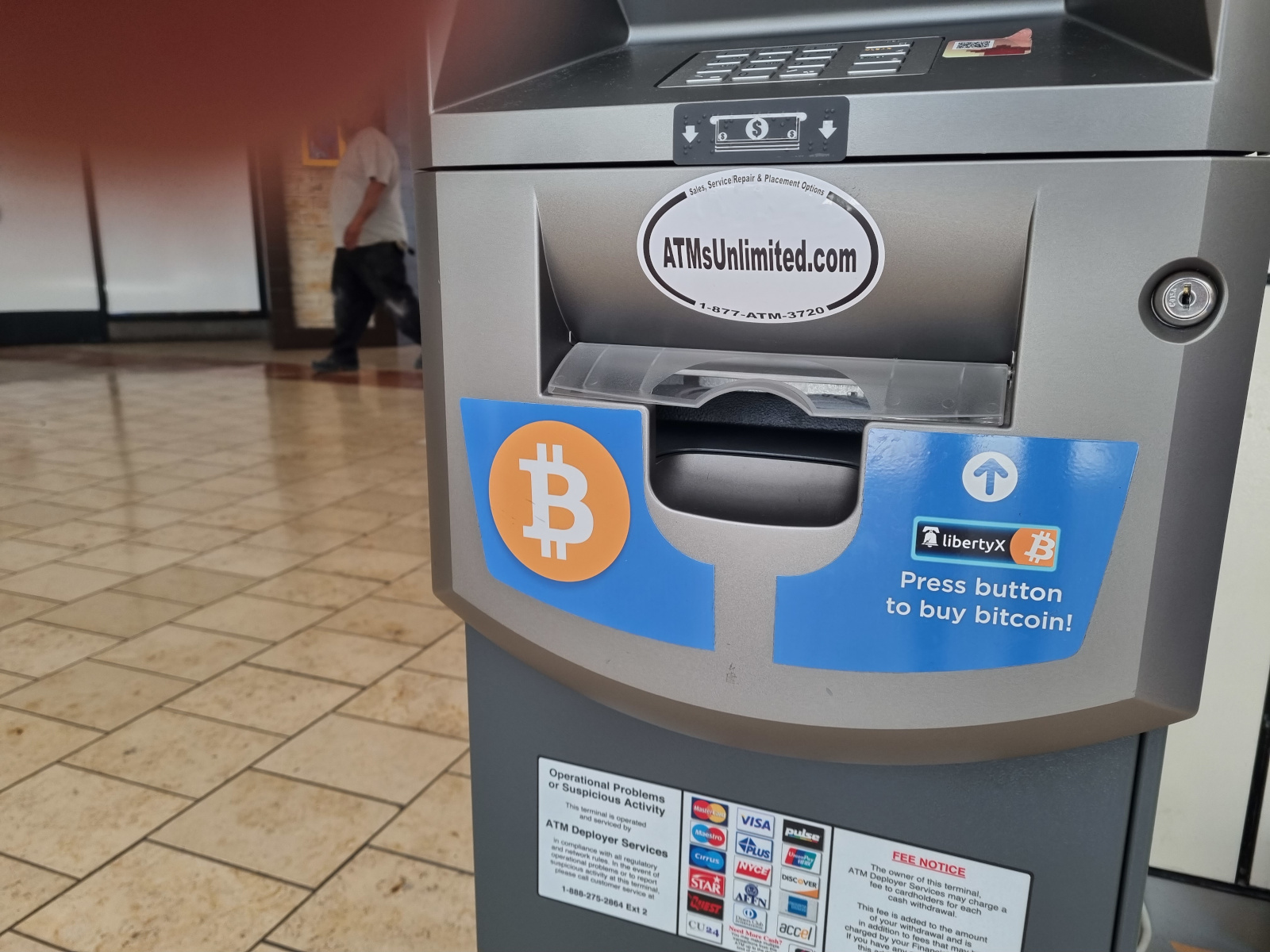 Bitcoin ATM in einem Shopping Center in San Diego, USA.
