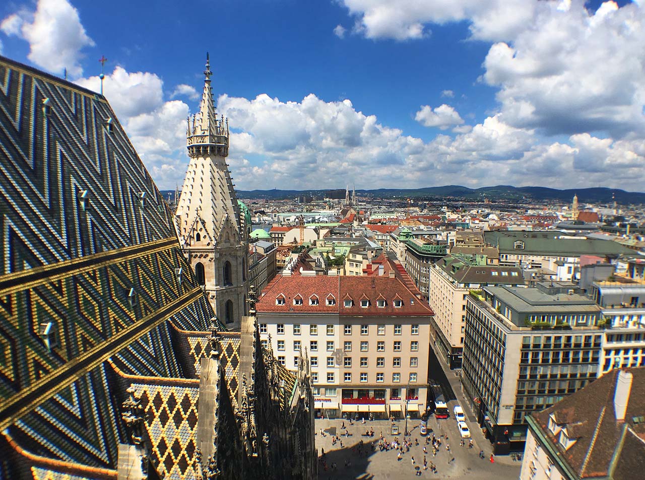 Wien, die Hauptstadt Österreichs, liegt im Osten des Landes an der Donau. Ihr künstlerisches und intellektuelles Erbe wurde von Bewohnern wie Mozart, Beethoven und Sigmund Freud geprägt.