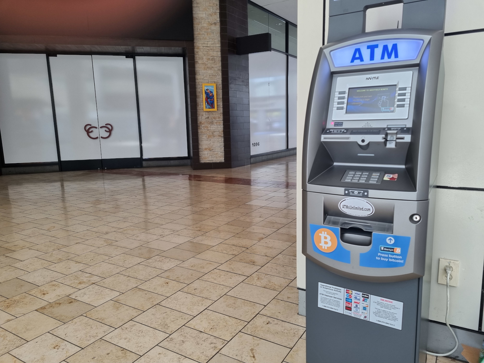 Bitcoin ATM in einem Shopping Center in San Diego, USA.