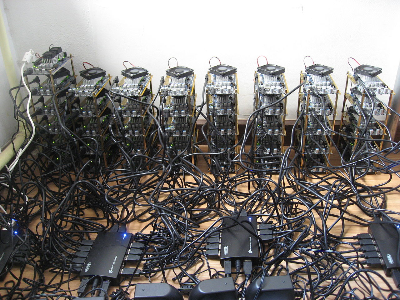 Ein Bitcoin Mining Rig mit mehreren Grafikkarten Foto CC 4.0 by Xiangfu , Wikipedia